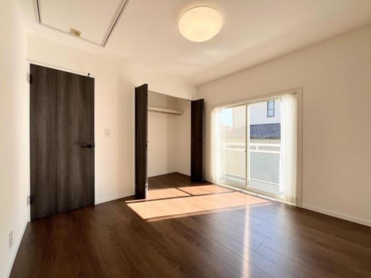 内装 ●〇【洋室】作業スペースを確保すれば、ゆとりのプレイルームに！！おもちゃや絵本は壁側にまとめて収納！！！●〇