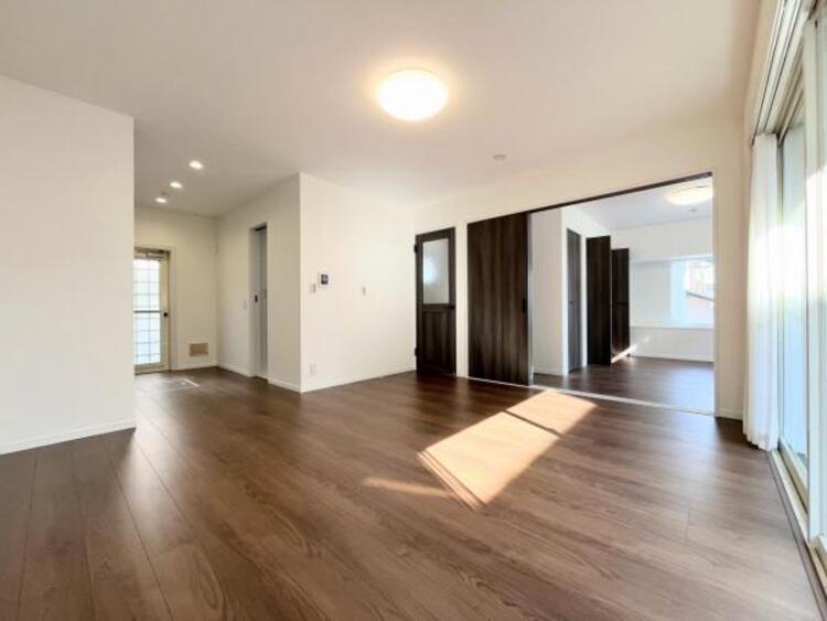 居間 ●〇一日の中で多くの時間を過ごすことになる住まいだからこそ、いつも穏やかな空間であるように心掛けています。構成する建材などへの配慮が、住まう方の健康を守ります。小さなお子様がいるご家庭でも安心です〇●