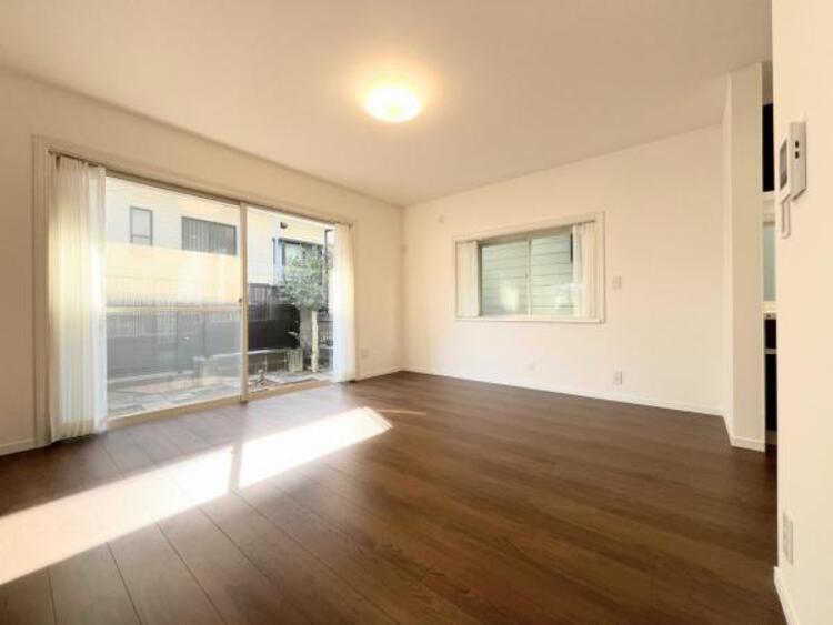 居間 ●〇家族と過ごすひと時を溢れる光が優しく包み込むリビングダイニング。家族とともに、心穏やかに過ごすひととき。家族との時間、自分の時間を大切にできる空間がここにあります。LDKで過ごす時間は大事ですね●