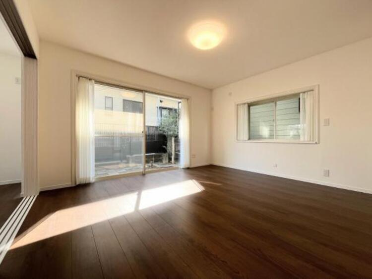 居間 ●〇オープンでのびやかな空間を生み出す、こだわりの広がりとゆとり。家族と過ごす時間を大切にしたい方にぴったりの明るくゆとりある住空間です。南側の窓からの日差しがリビングの中までしっかりと届きます　〇●