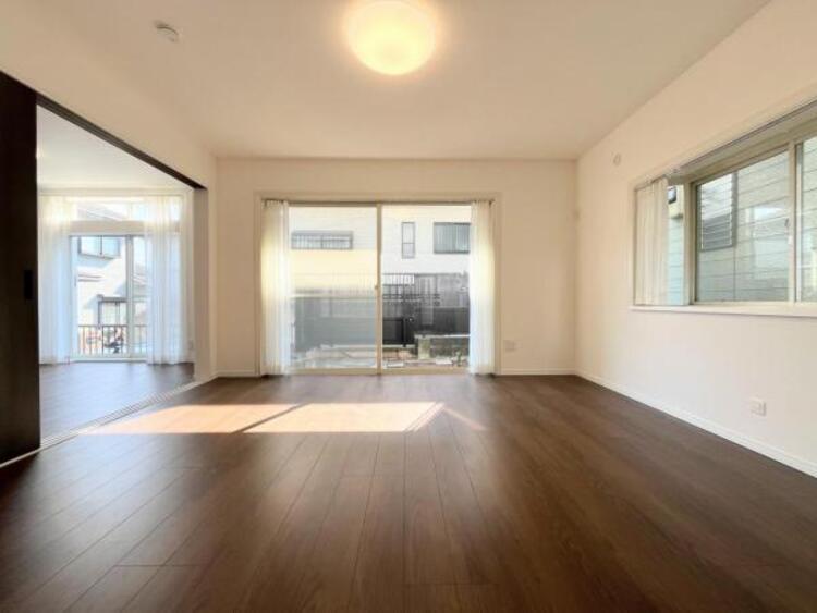 居間 ●〇家族の思いを抱きながら、平和であることに感謝したくなる悠久の時。あたかかく感じるのは、陽当りだけではなかった！広く和やかに暮らせる空間と家族の存在が胸にジーンと響きわたる。理想の住まいがここに〇●