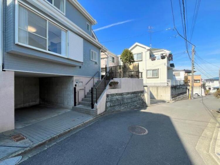 外観 ●〇【外観】道路面との高低差もなく落ち着いて車庫入れ可能です！！前面道路の幅員もしっかりあります。●〇