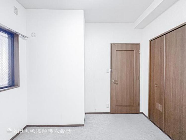 内装 採光を確保した明るい室内は風通しも良く穏やかな時が流れます！様々な生活スタイルにも対応可能な間取り。採光もアクセントの一つとして。この明るい好みの空間で読書をしたり、音楽を聞いたりと一人の時間も充実！