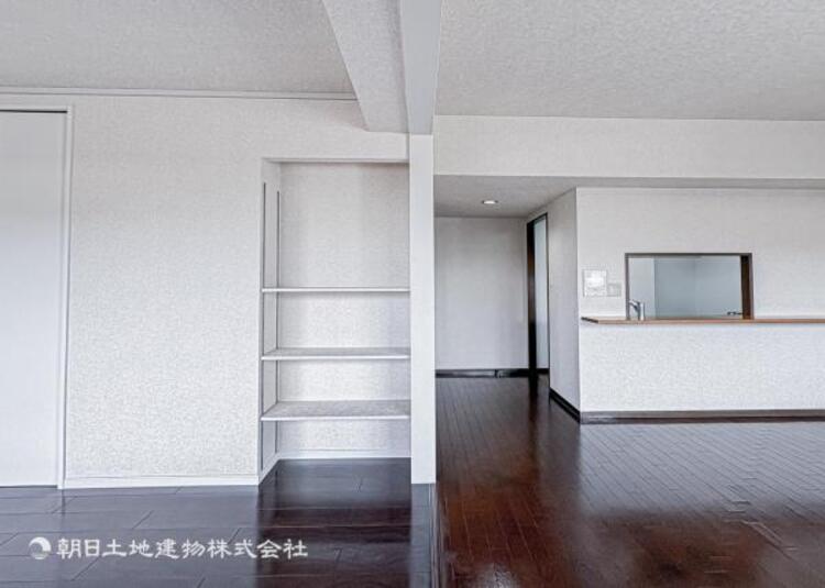 居間 家族の会話や笑顔が行き交うリビングで、子供を走り回らせたい。ダイニングテーブルでゆったり食事を堪能。光と風が溢れる開放的なリビングダイニングには、くつろぎの空間を生み自然と家族みんなが集まってきます