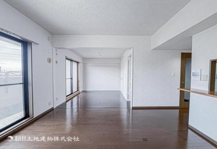 居間 お天気が晴れの日は照明をつけなくても充分明るいリビングです！どこか落ち着きのある広々とした内装です！皆で過ごす空間が、目に浮かんでくる様な優しいリビングダイニングです！くつろいだり楽しい時間を是非！