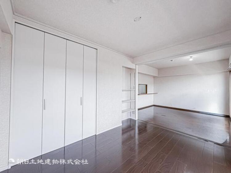 居間 開放感とプライベート感が見事に両立されたリビングダイニング！通常では相反するファクターがともにそろうと極上のくつろぎ空間が生まれます。だれにも譲りたくない至福の空間で過ごす日々は生活をより豊かにします