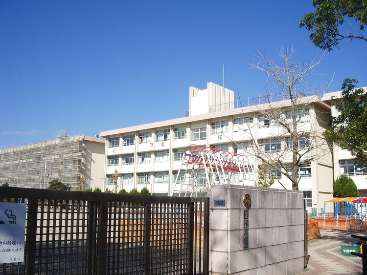 周辺 【鹿児島市立明和小学校】は、明和2丁目に位置する1973年創立の小学校です。令和3年度の生徒数は385人で、16クラスあります。校訓は「礼儀正しく，たくましく，かしこく，… 徒歩 約6分（約450m）