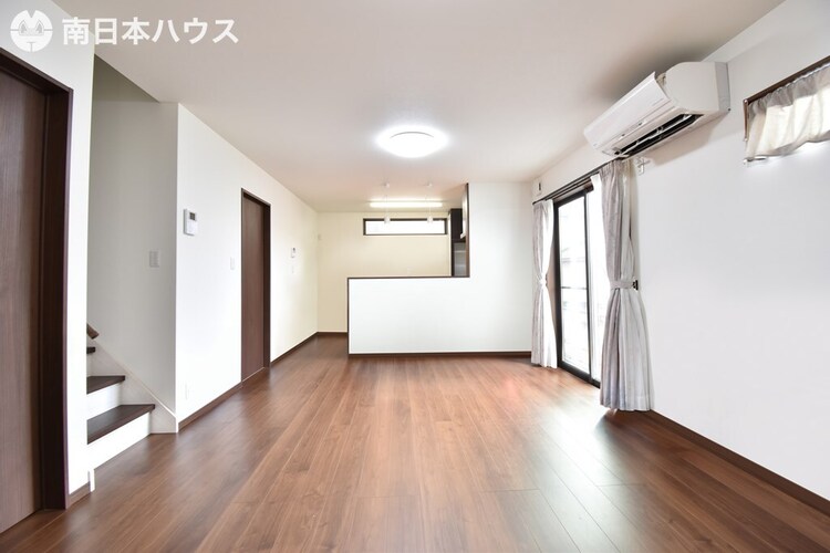 居間 【リビング】16帖のリビングです！カウンターキッチンからはリビングの様子が見渡せます♪