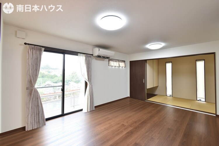 居間 【リビング】3帖の和室と隣接しており、リビングと一体利用することで広々とお使いいただけます♪