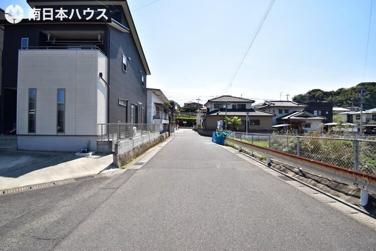 外観 【前面道路】西向きの前面道路幅は約6ｍと広々です♪団地内の道路で静かな住環境です♪