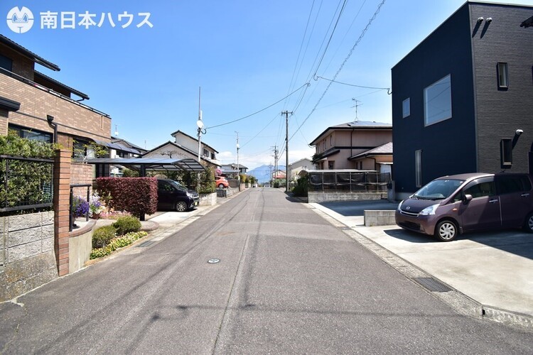 外観 【前面道路】北向きの前面道路幅は約6ｍと広々です♪団地内の道路で静かな住環境です♪