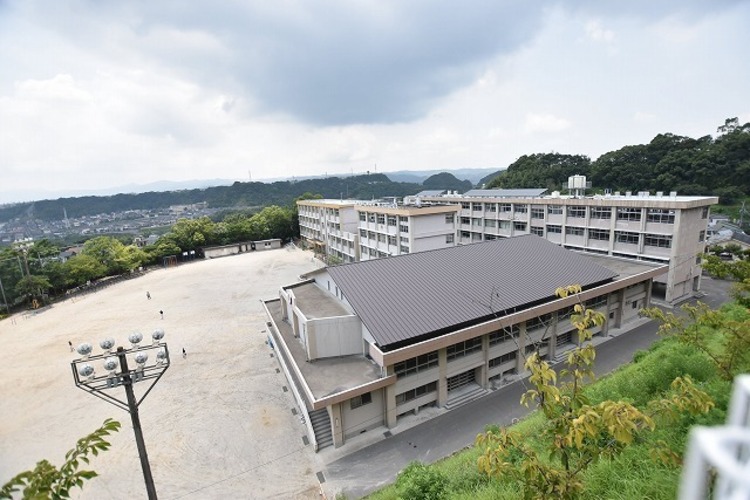 周辺 広木小学校【鹿児島市立広木小学校】は、広木1丁目に位置する1965年創立の小学校です。令和4年度の生徒数は674人で、30クラスあります。校訓は「つよく　かしこく　心… 徒歩 約20分（約1570m）
