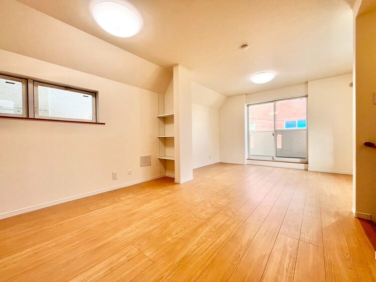 居間 忙しく過ぎゆく日常を置き去るほど、ゆったりした時間が流れるリビング。