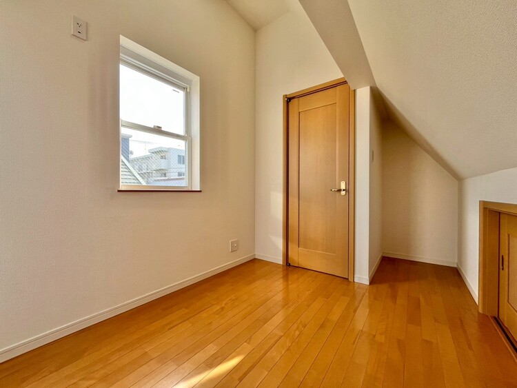 寝室 ベッドも十分に設置するスペースがあります。