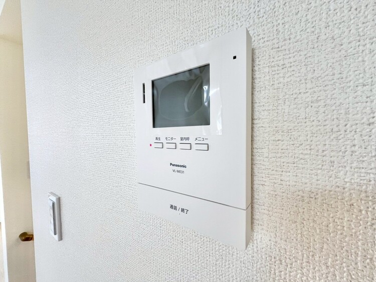 設備 来訪者と通話ができ、モニターで姿が確かめられるインターホンを採用。暮らしの安心感を一層高めます。