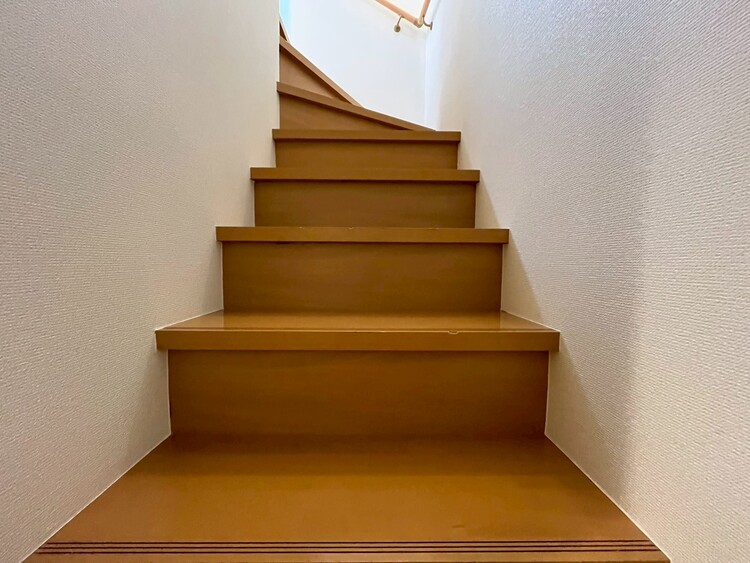 その他 落ち着いた雰囲気の階段。手すりもあり安心ですね。
