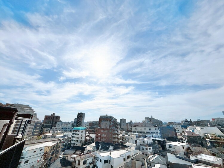 バルコニー 窓を開けると広がる青空。心をリフレッシュして日々を過ごしていきましょう。