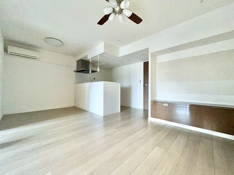 居間 忙しく過ぎゆく日常を置き去るほど、ゆったりした時間が流れるリビング。