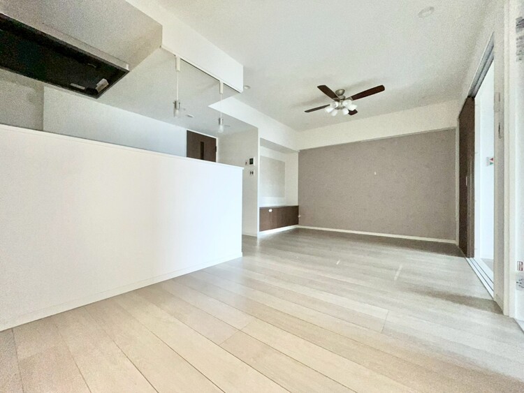 居間 居心地の良い空気感は、暮らしのステージを彩り、心からのやすらぎと満足感を与えてくれます。