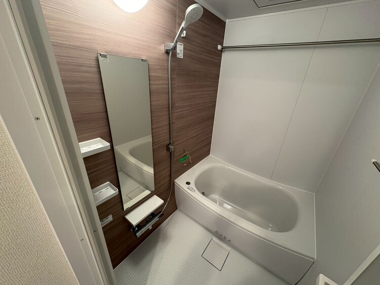 風呂 一日の疲れを癒すバスルームは、心地よいリラックスを叶える清潔感溢れる空間です。