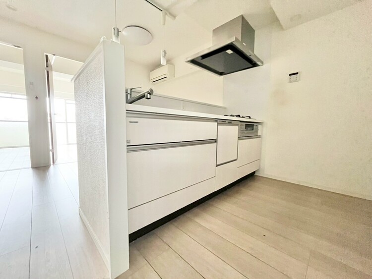 キッチン スマートな意匠と充実の機能を備えたキッチンが、暮らしにおいしい彩りを添えます。