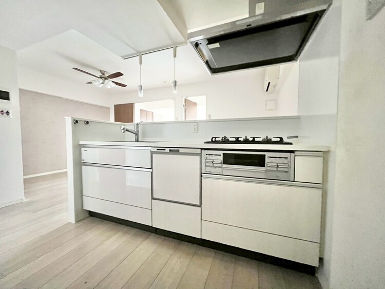 キッチン 洗練されたスタイリッシュなデザイン性と使いやすさを備えた仕様。