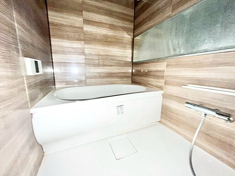 風呂 一日の疲れを癒すバスルームは、心地よいリラックスを叶える清潔感溢れる空間です。