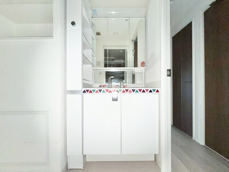 洗面 何かと物が増える場所だからこそ、スッキリと見映えの良い空間に。