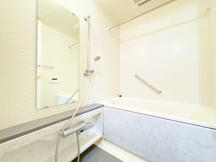 風呂 一日の疲れを癒すバスルームは、心地よいリラックスを叶える清潔感溢れる空間です。