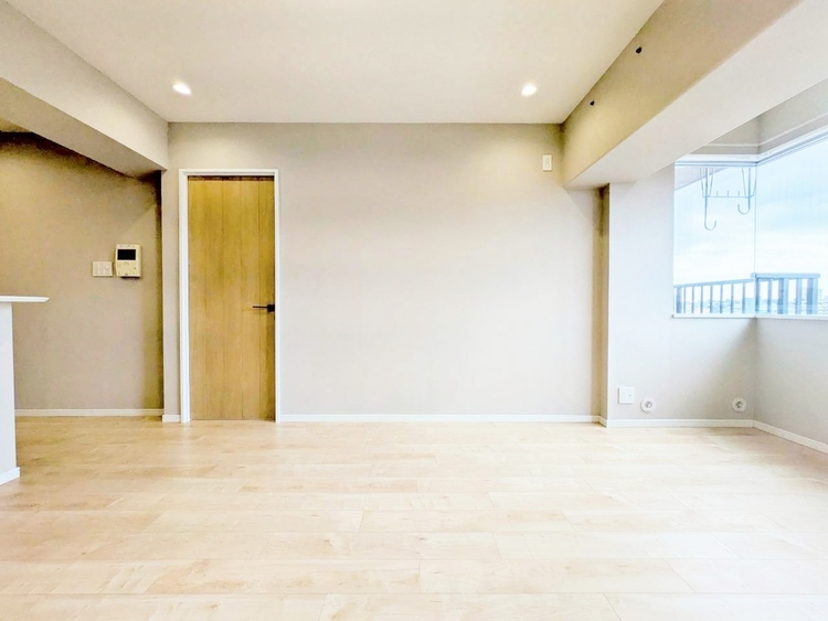 居間 忙しく過ぎゆく日常を置き去るほど、ゆったりした時間が流れるリビング。