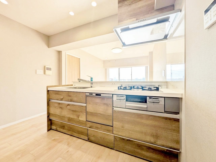 キッチン スマートな意匠と充実の機能を備えたキッチンが、暮らしにおいしい彩りを添えます。