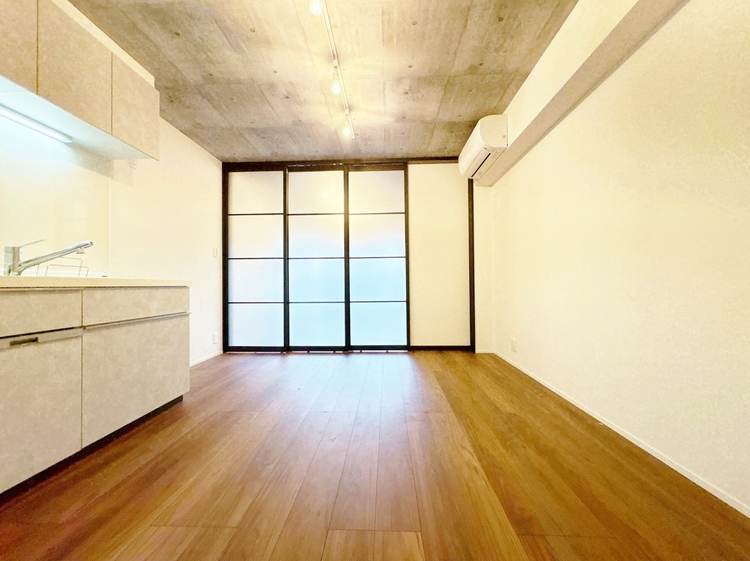 居間 居心地の良い空気感は、暮らしのステージを彩り、心からのやすらぎと満足感を与えてくれます。