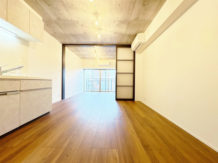 居間 快適に過ごす毎日を求めて、暮らしの中でご自身の「マイホーム」に創り上げてください。