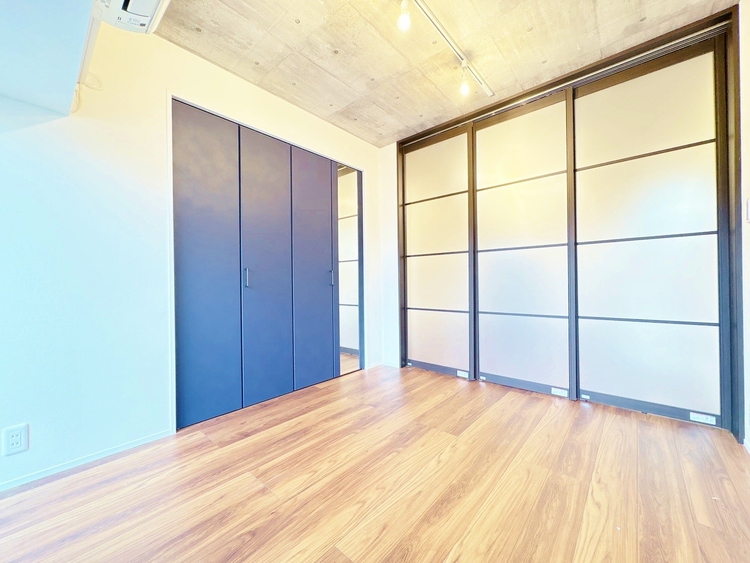 寝室 ベッドも十分に設置するスペースがあります。