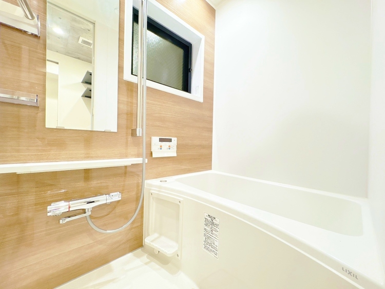 風呂 一日の疲れを癒すバスルームは、心地よいリラックスを叶える清潔感溢れる空間です。