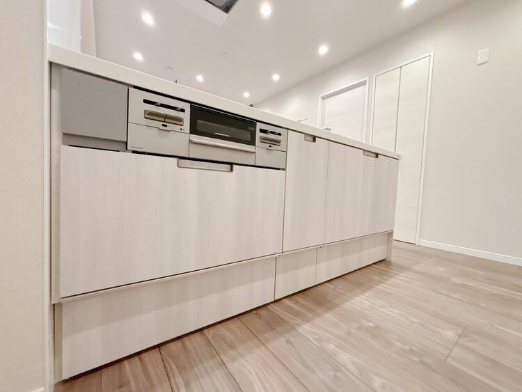 キッチン スマートな意匠と充実の機能を備えたキッチンが、暮らしにおいしい彩りを添えます。