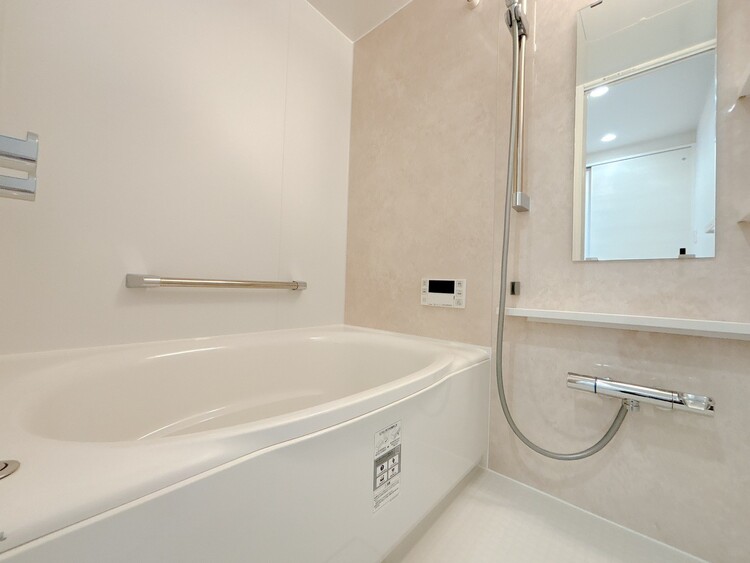 風呂 一日の疲れを癒すバスルームは、心地よいリラックスを叶える清潔感溢れる空間です。