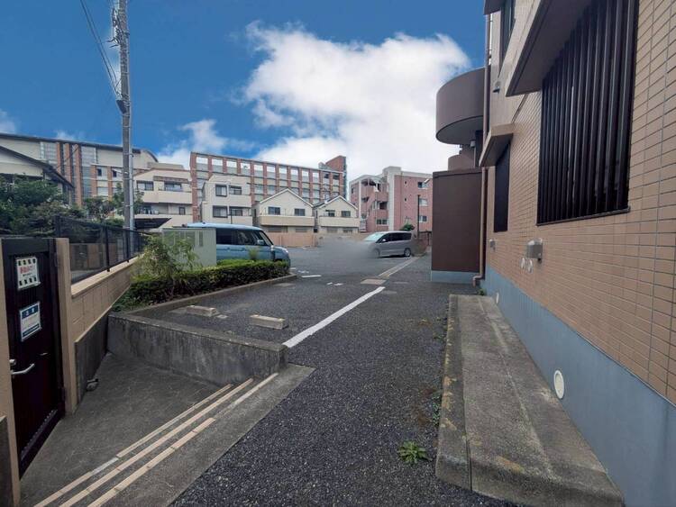 駐車場 本物件の駐車スペースです。車種制限のある場合もございますので、お気軽にお問い合わせくださいませ。