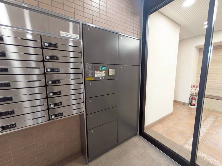 設備 共用部分の宅配ボックスです。留守中の荷物受け取りもできるので、安心して外出ができますね。