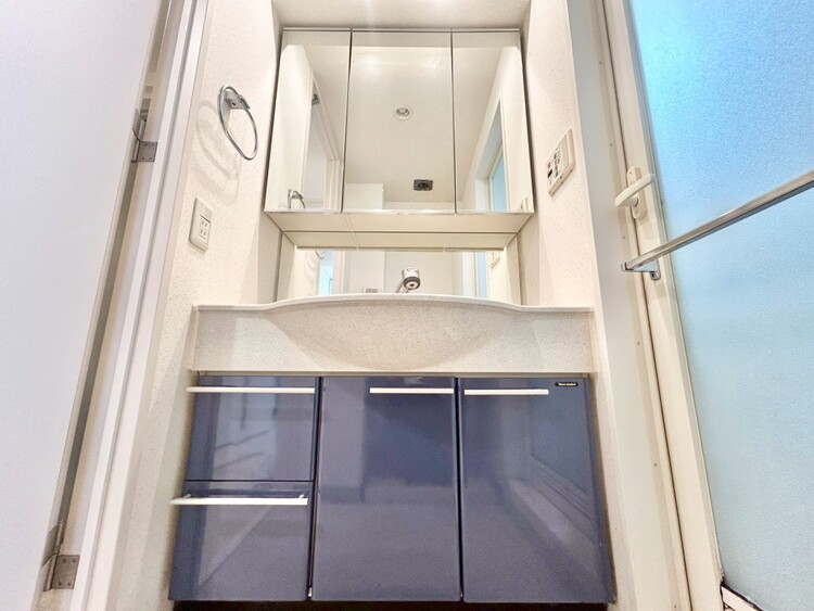 洗面 何かと物が増える場所だからこそ、スッキリと見映えの良い空間に。