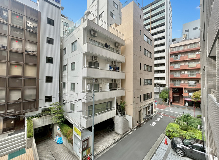 バルコニー 窓を開けると広がる青空。心をリフレッシュして日々を過ごしていきましょう。