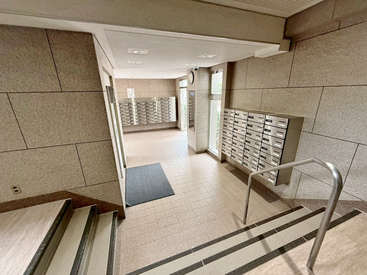 エントランス エントランス内部は、管理が行き届き清潔な共有スペースとなっています。