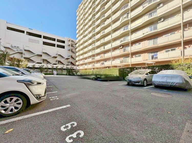 駐車場 平置きの駐車スペースが嬉しいですね。大きめのお車をお持ちの方でも難なくお停め頂けます。
