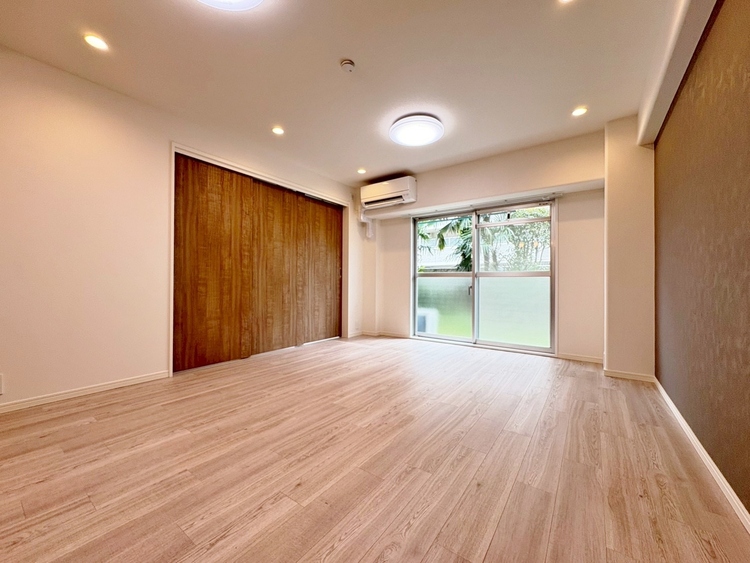 居間 忙しく過ぎゆく日常を置き去るほど、ゆったりした時間が流れるリビング。