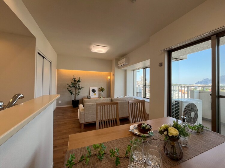 居間 居心地の良い空気感は、暮らしのステージを彩り、心からのやすらぎと満足感を与えてくれます。