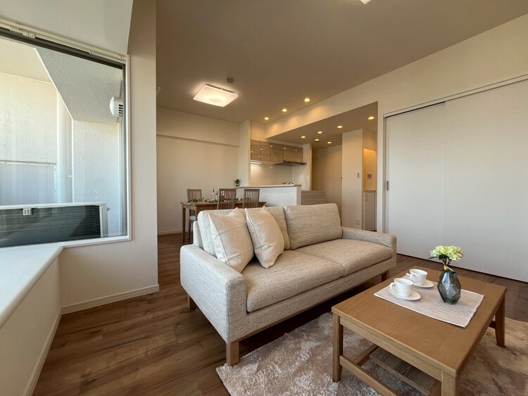 居間 快適に過ごす毎日を求めて、暮らしの中でご自身の「マイホーム」に創り上げてください。