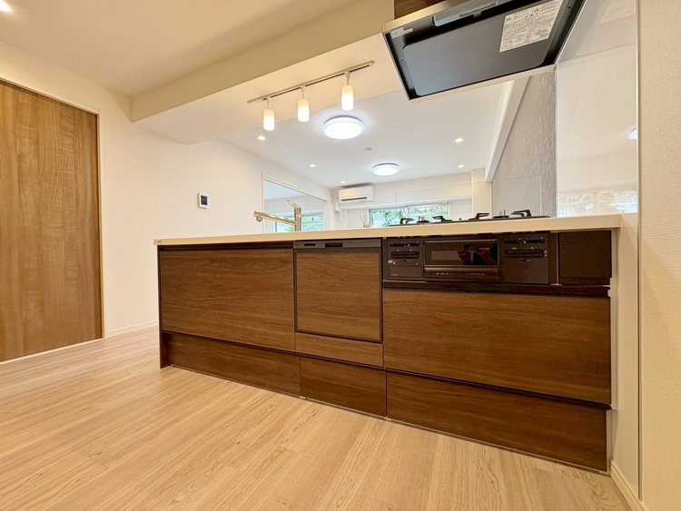 キッチン スマートな意匠と充実の機能を備えたキッチンが、暮らしにおいしい彩りを添えます。