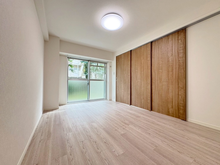 寝室 ベッドも十分に設置するスペースがあります。