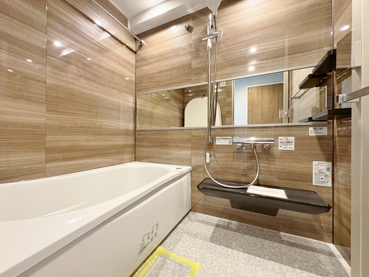 風呂 一日の疲れを癒すバスルームは、心地よいリラックスを叶える清潔感溢れる空間です。