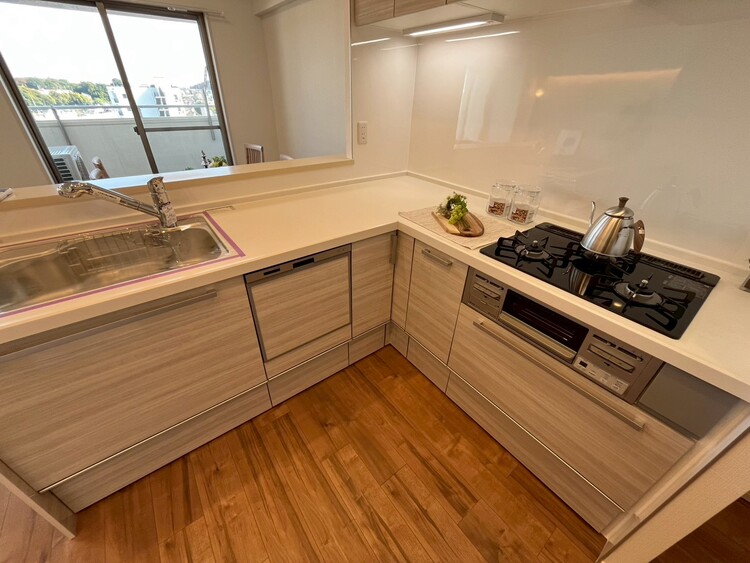 キッチン スマートな意匠と充実の機能を備えたキッチンが、暮らしにおいしい彩りを添えます。